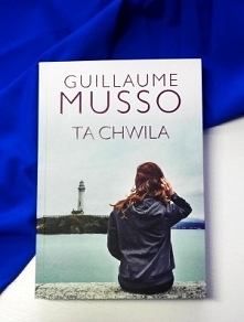 Lisa marzy o tym, by zostać aktorką. Żeby opłacić zajęcia w szkole teatralnej, pracuje w barze na Manhattanie. Pewnego wieczoru poznaje Arthura Costello, młodego lekarza-ratowni...