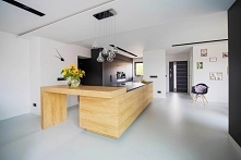 Czerń, drewno i biel, to klasyczne i minimalistyczne połączenie wspaniale prezentuje się na dużej przestrzeni. Otwarta na salon kuchnia utrzymana w minimalistycznym stylu idealn...