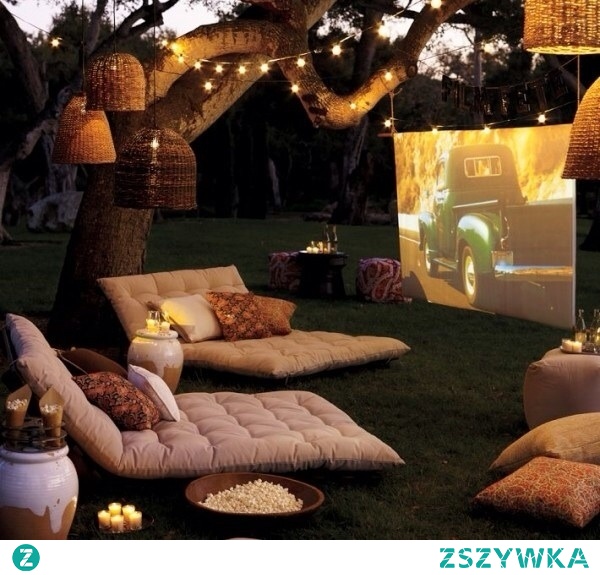 Przed spaniem przytul ją do siebie i delikatnie głaszcz jej włosy. Czasami całuj znienacka, mocno, namiętnie i czule. Innym razem delikatnie muskaj jej policzek, obejmij mocno ramionami i dotknij ustami jej czoła. Rozmawiaj z nią o wszystkim. O miłości, waszych wspólnych planach i pasjach. Pogadaj nawet o tępej kretynce z jej pracy, bo jeśli zdecydowała Ci się opowiedzieć właśnie o niej to z jakiegoś powodu jest to dla niej ważne. Może ją wkurwia, może sprawia jej przykrość, a może najzwyczajniej w świecie bawi. Cokolwiek by to nie było Ty jesteś jej facetem, więc bądź podporą i wsparciem. Drocz się z nią delikatnie gdy tylko masz okazję, a gdy widzisz, że zaczyna lekko się złościć przytul mocno i nie wypuszczaj ze swych ramion. Po chwili łaskotaj tak, by śmiała się wniebogłosy nie mogąc dobrze złapać oddechu. Wyciągnij ją na rower, tenisa lub na basen. Zażartuj, że ma gruby tyłek, a później całuj i dotykaj tak jakbyś świata poza nią nie widział. Popatrz na nią z samego rana i powiedz, że jest piękna, a te rozczochrane na wszystkie strony włosy tylko dodają jej uroku. Zaproś ją na randkę i pozwól ubrać najpiękniejszą sukienkę. Odsuń krzesło w restauracji i zachowuj się jak dżentelmen. Wznieś toast patrząc jej głęboko w oczy i wyszeptaj przy wszystkich do ucha, że nie możesz doczekać się gdy zedrzesz z niej wszystko co ma na sobie. Innym razem zabierz ją na zwykłe lody i kawę, albo weź wielki pojemnik frytek i zaciągnij na wieczorny spacer. Rozmawiaj z nią jak z dobrym kumplem gdy siedzi przy Tobie mając na sobie Twoją dwa rozmiary za dużą bluzę. Zresztą nawet w niej wygląda niesamowicie seksownie. Trzymaj ją za rękę gdy nie czuje się pewnie i nie bój się przytulać przy innych ludziach. Mów jak bardzo Ci na niej zależy i powtarzaj nawet pieprzony milion razy, że niesamowicie ją kochasz. Przynieś bukiet wiosennych kwiatów by poprawić jej humor bez okazji. Innym razem połóż nad ranem jedną różę na prześcieradle. Usiądź z boku i napawaj się najpiękniejszym widokiem na świecie. Wieczorem obejrzyj z nią horror przytulając mocno do siebie. Innym razem przykryj ją kocem, zrób ciepłą herbatę i zobaczcie pięćdziesiąty szósty raz jej ulubioną romantyczną komedię. Wróć do domu z butelką wina. Słuchajcie muzyki lub spacerujcie patrząc razem w gwiazdy. Kolejnego wieczoru nalej w kieliszki bananowo-marchewkowego kubusia, usiądźcie na podłodze i po prostu rozmawiajcie o pierdołach. Nad ranem skocz do piekarni po świeże bułki i przynieś jej śniadanie do łóżka. W nocy ko...