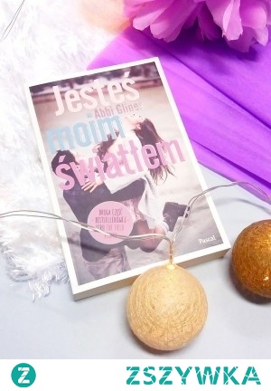 Małe amerykańskie miasteczko, troje przyjaciół z dzieciństwa i miłosne rozterki

Willę, Brady’ego i Gunnera łączy coś więcej niż tylko przyjaźń…

Willa nie pozwala nikomu zbliżyć się do siebie. Nie potrafi wymazać z pamięci złych decyzji, które podjęła w przeszłości. Dziewczyna nieustannie walczy o wybaczenie rodziny. Brady był kiedyś najlepszym przyjacielem i miłością z dzieciństwa Willi. Teraz wszystko się zmieniło. Gunner, szkolna gwiazda futbolu o narcystycznym charakterze, nie dba o nikogo oprócz siebie… z wyjątkiem Willi, którą rozumie jak nikt inny.

Gdy tajemnice wychodzą na jaw, dawni przyjaciele z dzieciństwa muszą stawić czoła prawdzie…