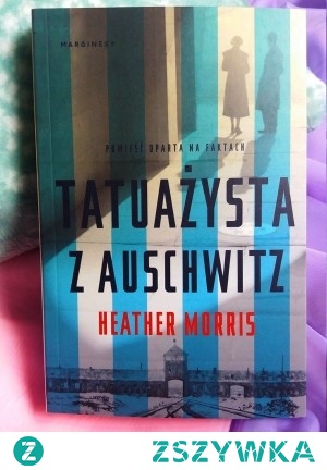 Prawdziwa historia Lalego Sokołowa, który tatuował numery seryjne na ramionach osadzonych w Auschwitz. Milczał przez ponad pół wieku, tuż przed śmiercią zdecydował się opowiedzieć swoje losy. Tatuażysta z Auschwitz to właśnie opowieść Sokołowa, którą usłyszała i spisała autorka.