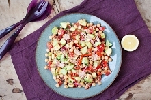 SAŁATKA Z TUŃCZYKIEM,CIECIERZYCĄ I AVOCADO W PIETRUSZKOWYM SOSIE