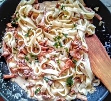 Szybki obiad :kurki w śmietanie z makaronem. Pycha :-) składniki: •0.5 kg makaronu tagliatelle •0.3 kg kurek •1 mała cebula lub 1/2 dużej •1 mały ząbek czosnku •2 łyżki masła •1 łyżka oleju •1opakowanie (200 ml) śmietanki 30% •natka pietruszki •świeżo zmielony czarny pieprz •sól •szczypta pieprzu ziołowego (opcjonalnie) •szczypta gałki muszkatołowej (opcjonalnie). Przygotowanie: 1. Makaron gotujemy al dente. 2. Kurki oczyszczamy* z piasku i płuczemy na sicie (ja, stosuję sposób oczyszczania kurek za pomocą soli - przepis na końcu). 3. Małe kurki zostawiamy w całości, większe kroimy na zgrabne kęsy. 4. Kroimy cebulę w drobną kosteczkę, a czosnek przeciskamy przez praskę ewentualnie miażdżymy i drobniutko siekamy. 5. Na patelni rozgrzewamy masło i olej, a następnie wrzucamy na nią cebulę i czosnek, lekko solimy i mieszamy, aż się zeszkli. 6. Dodajemy kurki – na początku puszczą wodę, którą trzeba odparować. 7. Gdy woda z kurek odparuje, wlewamy śmietankę i gotujemy na małym ogniu do momentu, aż zredukuje swoją objętość o ok. 1/3. 8. Pod koniec doprawiamy. 9. Wyłączamy gaz, dodajemy makaron i posypujemy natką. mieszamy i chwilkę pozostawiamy, aby makaron nasiąkł sosem. *Zasy­pu­jemy suche kurki solą, zale­wamy wrząt­kiem i mie­szamy (kurki pły­wają po powierzchni, piach idzie na dno), po kilku sekundach, wybie­ramy kurki łyżką cedza­kową, osu­szamy na ręcz­niku papierowym. Przeglądamy kurki i jeżeli nadal znajdujemy zanieczyszczone, to operację można na nich powtórzyć 2 - 3krotnie. Sposób ten oczyszcza kurki z piachu i ziemi, natomiast jeżeli na kurkach znajdujemy trawę czy igliwie to należy je oczyścić ręcznie.