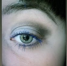 Szarości i niebieski tusz do rzęs. Uwielbiam. Mój dzisiejszy