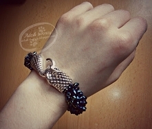 Oryginalne projekty wymagają poświęceń, cierpliwości i czasu. Tak było z tą bransoletką - tęczowy boa powstawał przez 2 lata! Musiałam bowiem nauczyć się najpierw szydełkowania,...