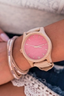 Słodki zegarek z drewna na skórzanym pasku to model prosto z bajki dla uroczej i słodkiej kobiety, która uwielbia odcienie różu w każdej postaci.