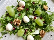 Włoska sałatka z mozzarellą, granatem i orzechami włoskimi. Jest lekka, pyszna i sycąca.