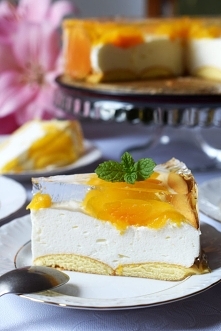 Brzoskwiniowy sernik na zimno z galaretką krystaliczną (przezroczystą)