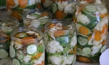 Pyszna sałatka z kalafiora, ogórka, marchewki do słoików