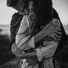 "Jeśli zostałeś brutalnie złamany, ale wciąż masz odwagę, by być łagodnym dla innych to zaslugujesz na miłość głębszą niż sam ocean " - Wiktoria Gil