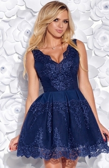 Bicotone 2136-01 sukienka niebieska Efektowna sukienka wieczorowa, w której będziesz wyglądać zjawiskowo, sukienka ozdobiona piękną kwiatową koronką, dół pięknie rozkloszowany z...