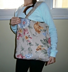 Materiałowa torebka w kwiaty z zapięciem na zamek, którą teoretycznie uszyłam dla siebie, jednak "przygarnęła" ją moja siostra. ;)

Pleciona, makramowa bransoletka w p...