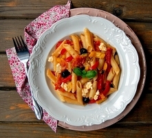 makaron z pieczonymi warzywami i serem bałkańskim