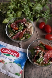 Pyszna sałatka z marynowanymi kaparami, karczochami i mozzarellą. Smakuje jeszcze lepiej niż wygląda :)