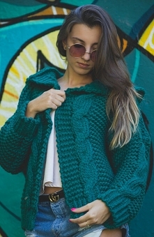 Sue Stella kardigan zielony Gruby i ciepły sweter damski, ozdobiony został efektownymi warkoczami, szerokie długie rękawy zapewniają komfort i swobodę ruchów