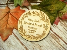 grawerowany magnes na lodówkę - save the date, więcej na stronie jotstudio.pl