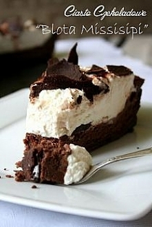 CIASTO BŁOTA MISSISIPI

Ciasto kruche:
225g mąki pszennej
2 łyżki kakao w proszku
150g masła
2 łyżki cukru
1-2 łyżki zimnej wody
Nadzienie:
175g masła
130g brązowego cukru
4 jaj...