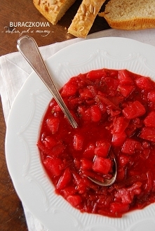 Składniki: 2- 3 litry wody, szczypta tymianku, kurkumy i kminku, kawałek wołowiny lub cielęciny (ok 200g), ok. 400 g buraków, startych na tarce, 1/2 kg ziemniaków, 2 cebule, 3 z...