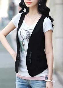 Elegancka kamizelka fajnie wygląda jako wierzchnia warstwa stylizacji. Chętnie sięgają po nie kobiety pracujące w biurze, jak i dziewczyny chodzące do szkoły. Kliknij w zdjęcie ...