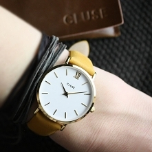 Zegarek Cluse na skórzanym pasku w musztardowym kolorze to hit nadchodzącej jesieni! Założysz go zarówno do jesienneg, ciepłego sweterka, jak i do dzianinowej sukienki!