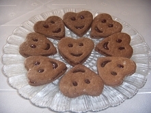 Uśmiechnięte pierniczki z powidłami. Przepis na ciasto pochodzi ze strony mojewypieki.com.

Składniki na 50 - 60 sztuk:

    1/4 szklanki miodu
    80 g masła 
    1/2 szklanki ...