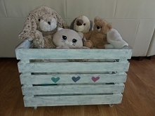 drewniana skrzynka na zabawki z kółkami