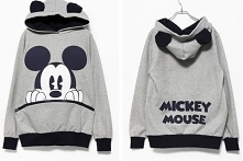 Odzież z myszką Miki jest odpowiednia również dla dorosłych i młodzieży, nie tylko dla dzieci.

Posiada kaptur z uroczymi uszkami, dużą, zapinaną kieszeń.

Bluza myszka miki spr...