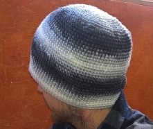 Zrobiło sie zimno wiec zaczęłam szydełkować czapki. Moi mężczyźni wola takie proste.