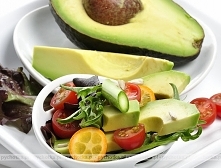 Sałatka z awokado i pomidorów