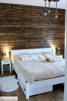 Sypialnia pełna drewna i pr...