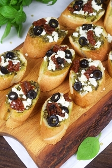 Zapiekana bruschetta z pest...