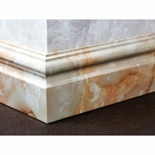 Subtelna listwa przypodłogowa klasyczna w kolorze Crema Marfil LPK208 firmy Dekorplanet z kolekcji Elegance. Model cokoła wykończeniowego to świetna imitacja kamieni szlachetnyc...