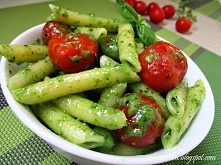 Makaron z pesto bazyliowym 


    250 g makaronu penne 
    2 szklanki liści bazyli 
    2 ząbki czosnku 
    1/2 szklanki oliwy 
    50 g parmezanu 
    sól i pieprz 
    sok z cytryny 
    200 g pomidorków koktajlowych 


 Makaron gotujemy w osolonej wodzie. Pomidorki podsmażamy na rozgrzanej pateli skropinej oliwą. 


W międzyczasie liście bazyli blendujemy z czosnkiem, oliwą, oraz startym parmezanem, aż powstanie pasta. Solimy, pieprzymy i wyciskamy sok z cytryny do smaku oraz ponownie blendujemy. Ugotowany makaron dodajemy na patelnię z pomidorkami i mieszamy z przygotowanym pesto. Ciepłe danie możn podawać posypane parmezanem.