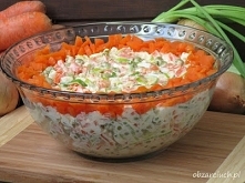 Sałatka z serkiem topionym 


    4 marchewki
    5 jajek
    1 por
    1 puszka groszku konserwowego
    200 g serka topionego kremowego
    3 łyżki majonezu
    sól i pieprz

...