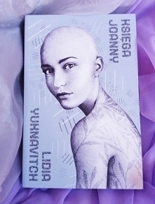 Akcja powieści dzieje się w niedalekiej przyszłości, w 2049 roku. Ziemię ogarnia geokatastrofa, ludzkość pogrąża się w wojnie. Na zgliszczach planety pozostają garstki, inni prz...