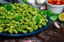 W dzisiejszym wpisie chciałabym jednak pokazać Wam, że przygotowanie domowego pesto jest niezwykle proste. Na szybko, na zdrowo, na zielono. Pyszne pesto z awokado i bazyli. To ...