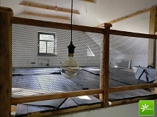 Barierka wcale nie musi być nudna, a wręcz przeciwnie może stanowić bardzo ciekawe wykończenie klatki schodowej. Poniżej barierka ze starego drewna z wypełnieniem z blachy perfo...