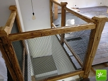 Barierka ze starego drewna z blacha perforowaną.