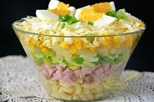 sałatka warstwowa z szynką, ananasem i porem