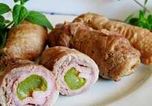 Roladki wieprzowe z ogórkiem i szynką



    łopatka wieprzowa
    14 plastrów

    wędlina
    14 plastrów

    ogórki kiszone
    7 sztuk

    sól
    1 szczypta

    pieprz
 ...