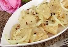 Seler po wegańsku



    seler
    2 sztuki

    cebula
    3 sztuki

    olej
    150 mililitrów

    musztarda
    2 łyżki

    ocet jabłkowy
    125 mililitrów

    liść laur...