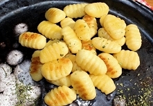 Gnocchi di patate, czyli włoskie kluseczki ziemniaczane


Na około 6 porcji:

    ziemniaki
    1 kilogram

    mąka pszenna
    150 gramów

    jajko
    1 sztuka

    sól
    ...