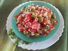 Sałatka z pomidorów i kuskusa

2 dorodne pomidory
1/4 szklanki kaszy kuskus
1/2 szklanki wody gorącej gotowanej
10 oliwek
1 biała cebula
3 łyżki posiekanej natki pietruszki
3 ły...