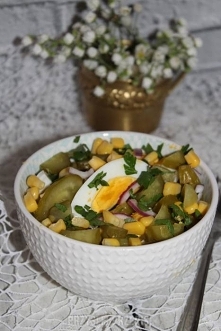 SAŁATKA Z KISZONYCH OGÓRKÓW I JAJEK

5 ukiszonych ogórków
3 jajka
pół szklanki posiekanej natki
pół czerwonej cebuli
pól szklanki kukurydzy
olej lniany
pieprz 

     Ogórki kroi...