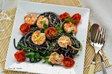 Orzeźwiające, czarne spaghetti z krewetkami i rukolą
