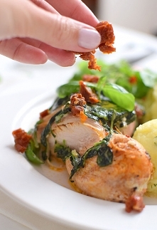 Kurczak zapiekany ze szpinakiem w kremowym sosie