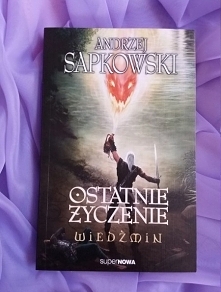 „Później mówiono, że człowiek ów nadszedł od północy, od Bramy Powroźniczej. Nie był stary, ale włosy miał zupełnie białe. Kiedy ściągnął płaszcz, okazało się, że na pasie za pl...