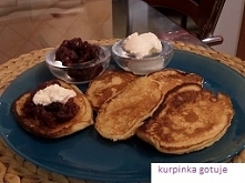 placuszki drożdżowe z sosem żurawinowym