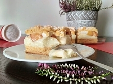 Ciasto z budyniem i brzoskwiniami.