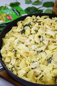 Tagliatelle z kurczakiem, oliwkami w lekkim sosie serowym